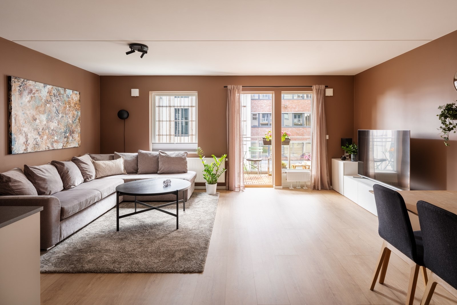 Leiligheten er romslig med god planløsning og rikelig med naturlig lys. Galleribilde