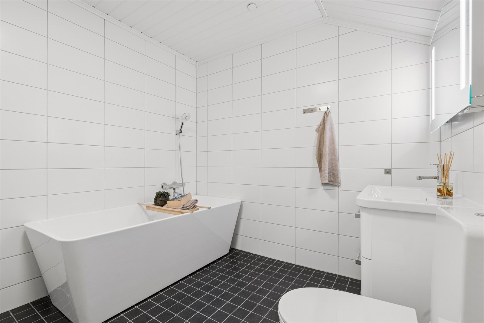 I likhet med baderommet i hovedetasjen er badet er bygget etter TEK17, og det foreligger kontrollerklæringer for våtrommet. Galleribilde