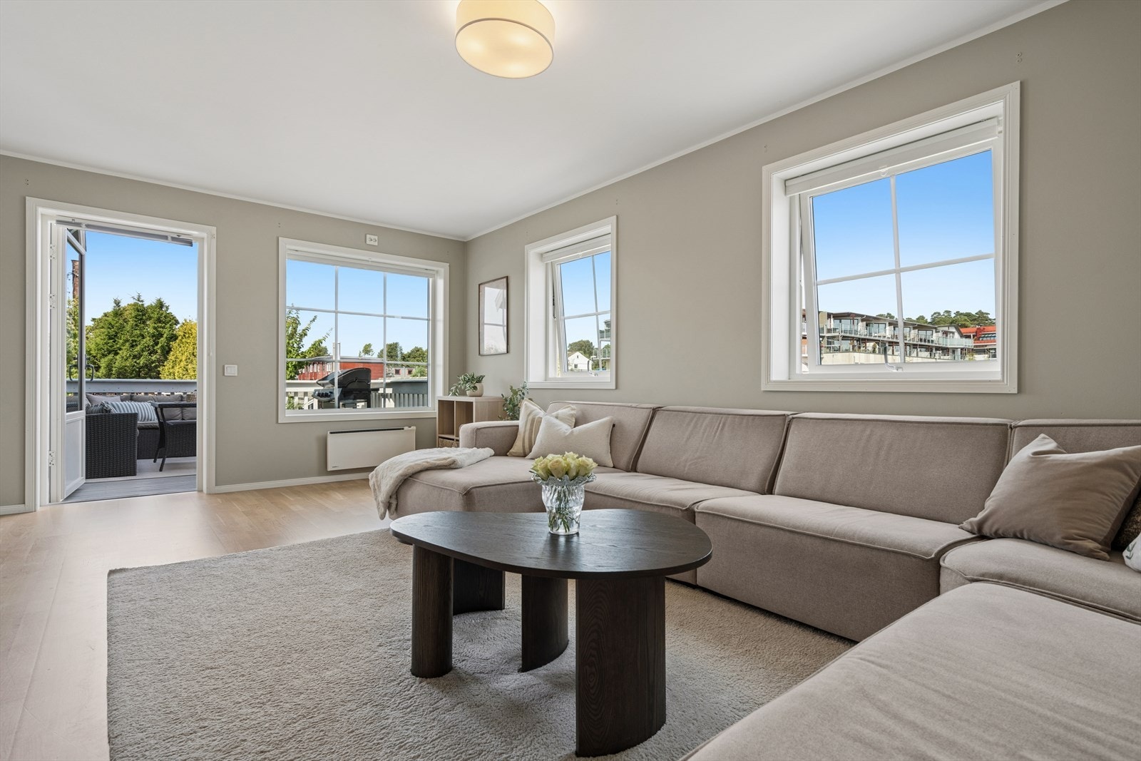 Fra stuen er det direkte utgang til en romslig veranda på ca. 14 m². Galleribilde