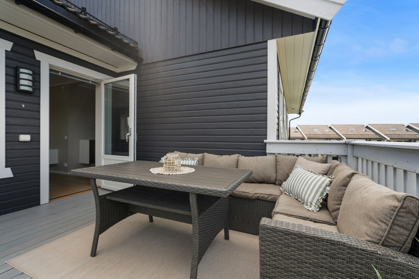 Verandaen fungerer som en naturlig forlengelse av stuen og gir gode muligheter for et behagelig uteliv på fine sommerdager. Galleribilde