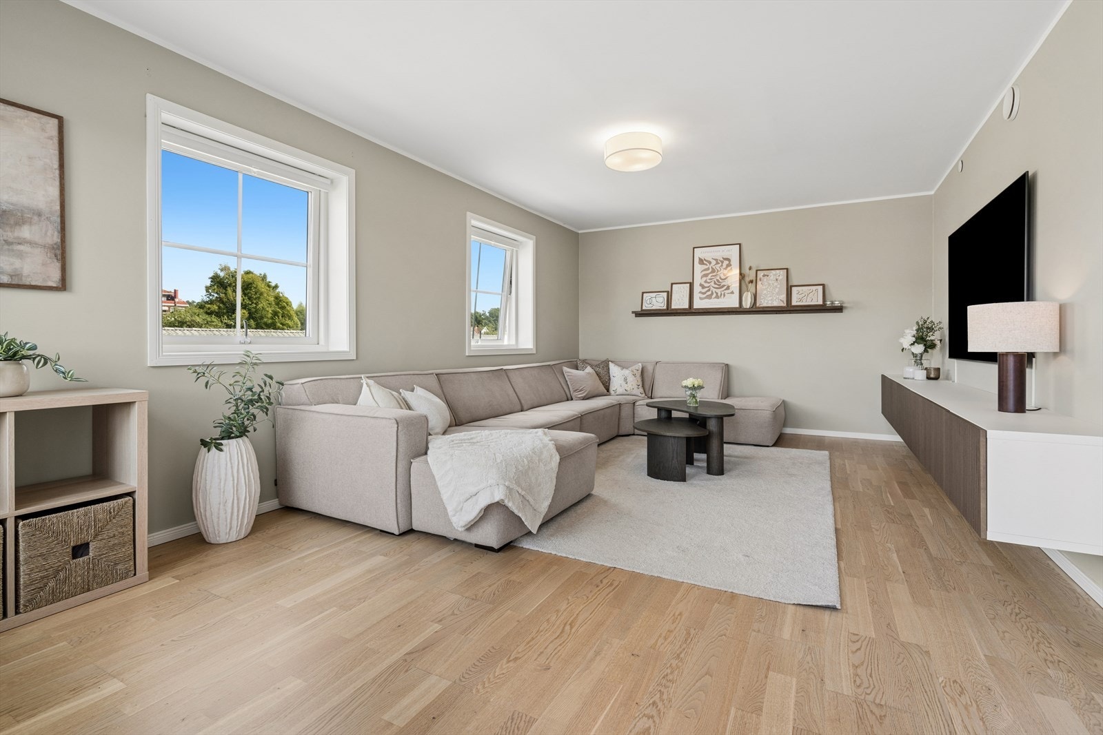 Stuen i hovedetasjen er lys og innbydende, med god plass til både spisebord og sofagruppe. Galleribilde