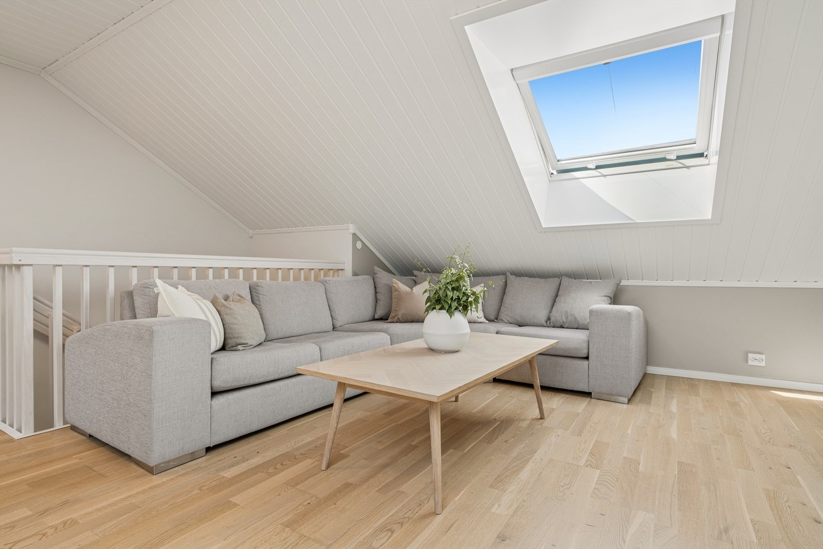 Loftstuen gir ekstra rom for familien, med plass til en romslig sofagruppe. Galleribilde