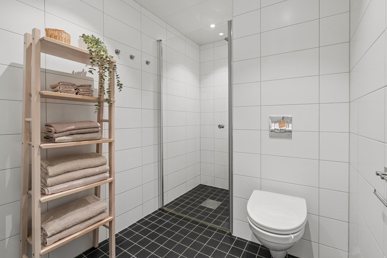 Badet i 2. etasje er en prefabrikkert baderomskabin med flislagte overflater. Galleribilde