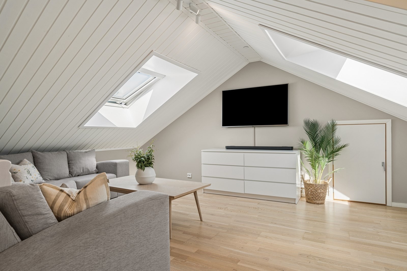 Loftet er en egen avdeling med stue og bad. Galleribilde