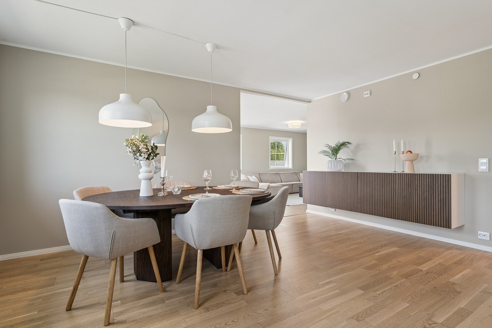 Her med plass til et stort spisebord hvor venner og familie kan samles til hyggelige måltider. Galleribilde