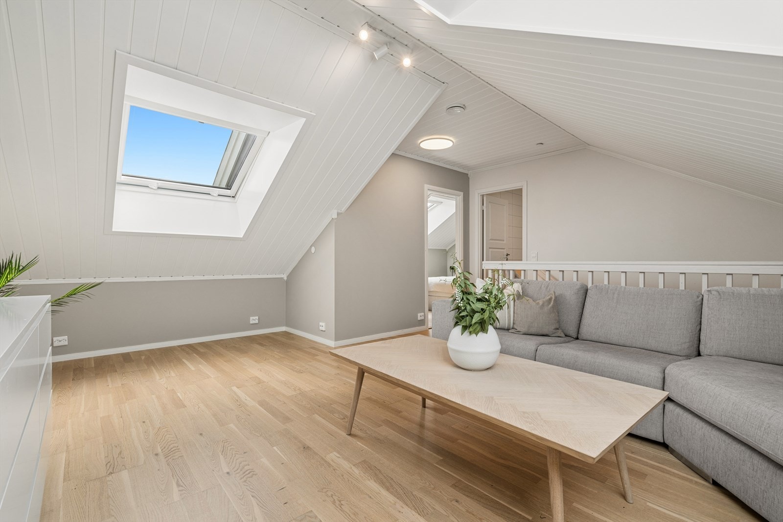Takvinduer sørger for rikelig med naturlig lys i loftsetasjen. Galleribilde
