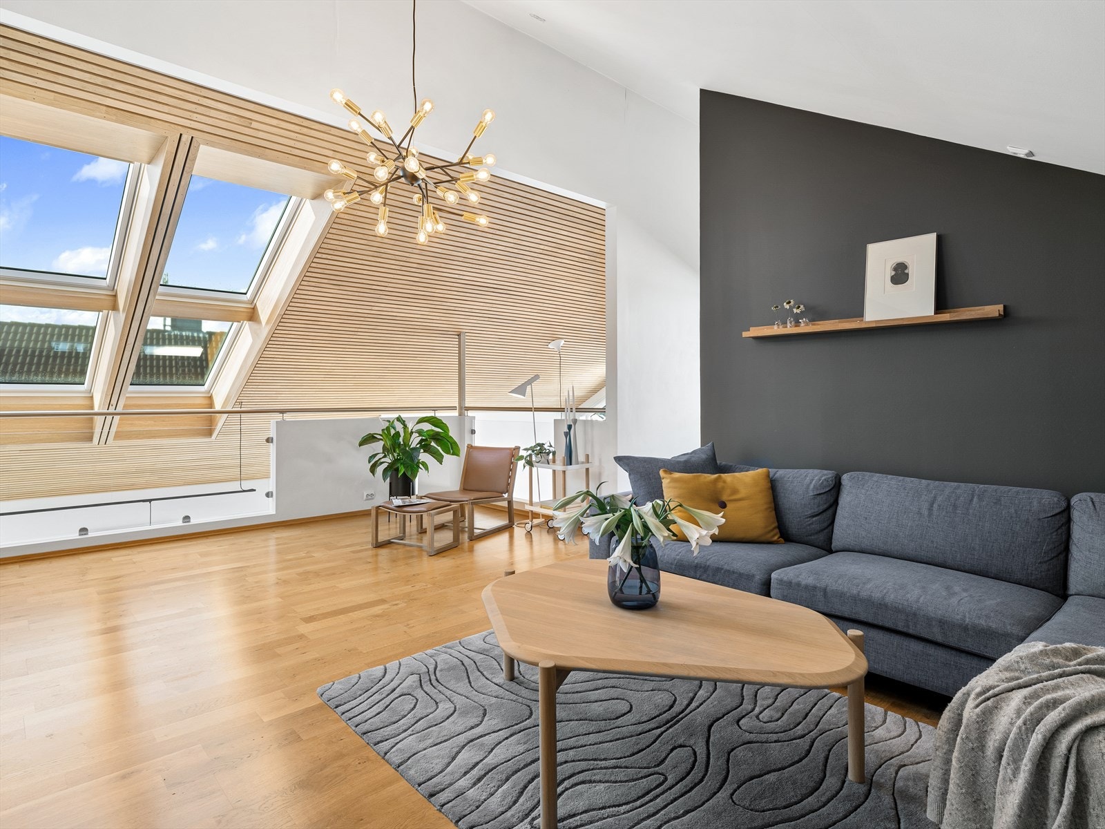 Store takvinduer fra Velux, skiftet i 2025, gir rikelig med lys. Galleribilde