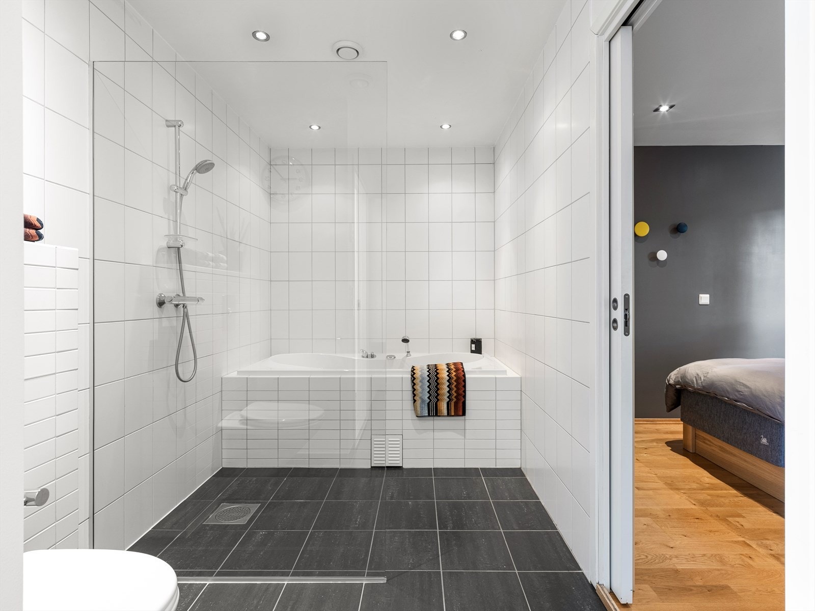 Badet ligger praktisk til i tilknytning til soverommet i samme etasje. Galleribilde
