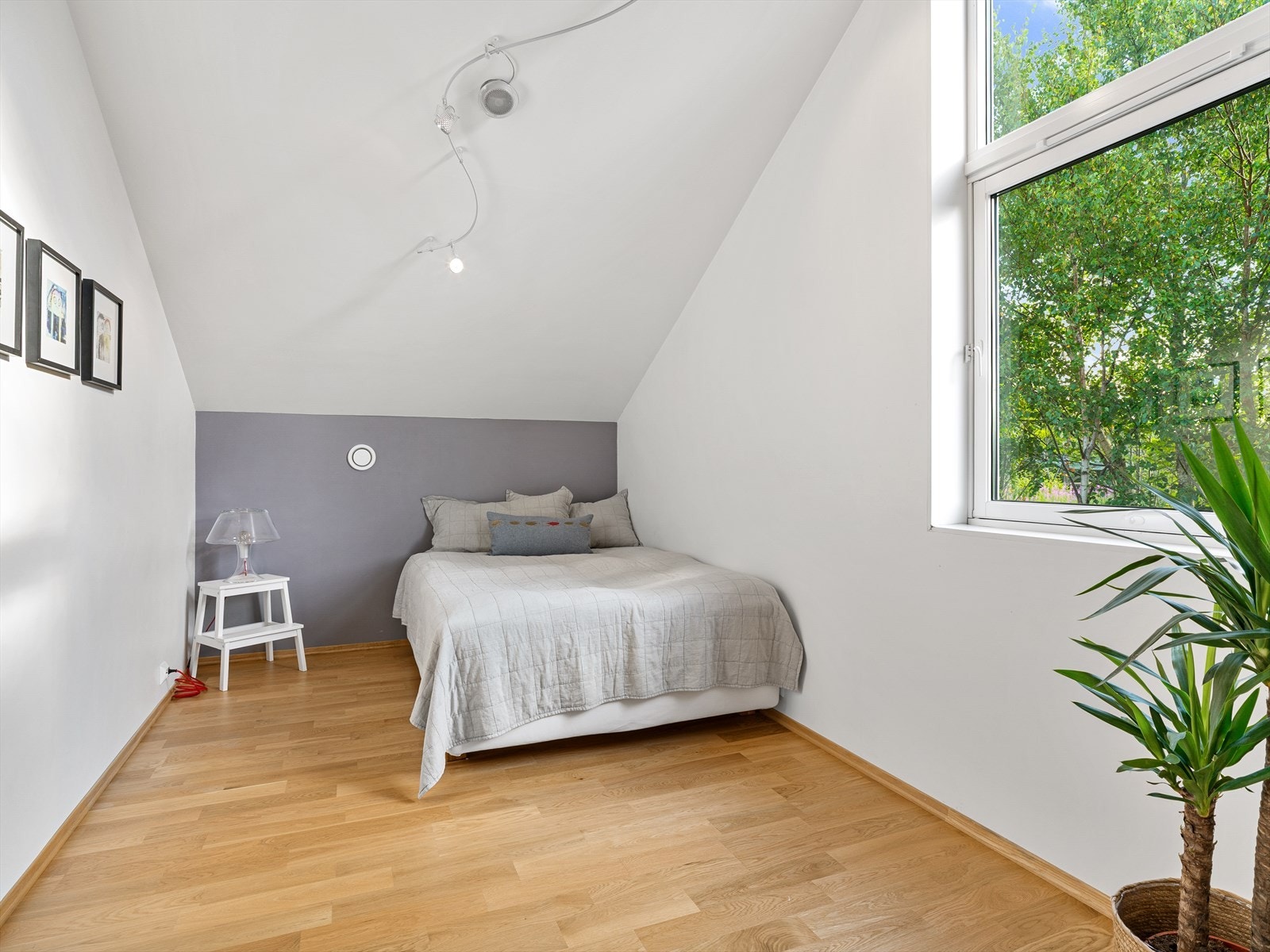 Ett av to soverom i andre etasje, med plass til seng og oppbevaring. Galleribilde