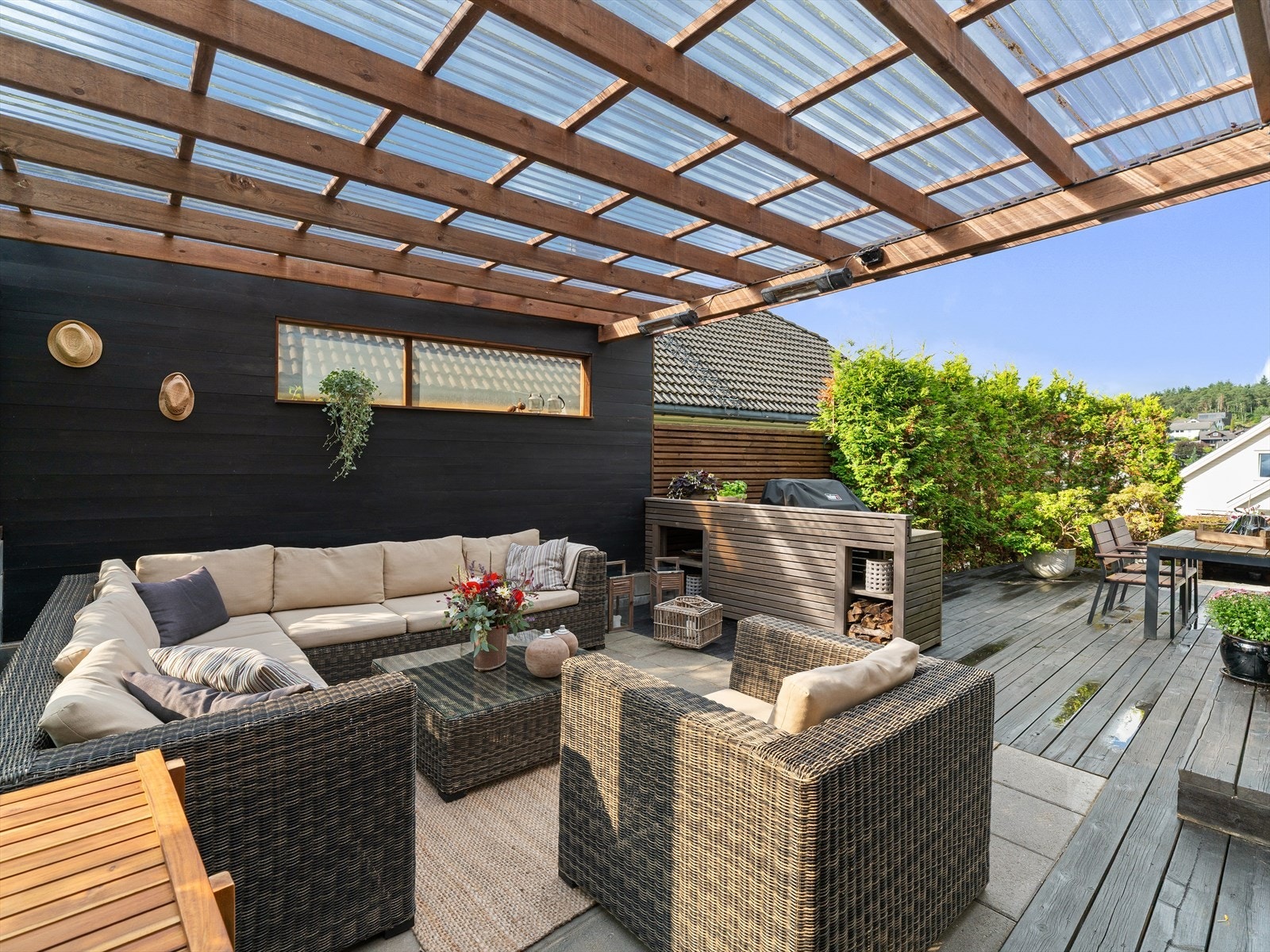 Herlige soner, her med overbygget terrasse, skjermet for innsyn Galleribilde