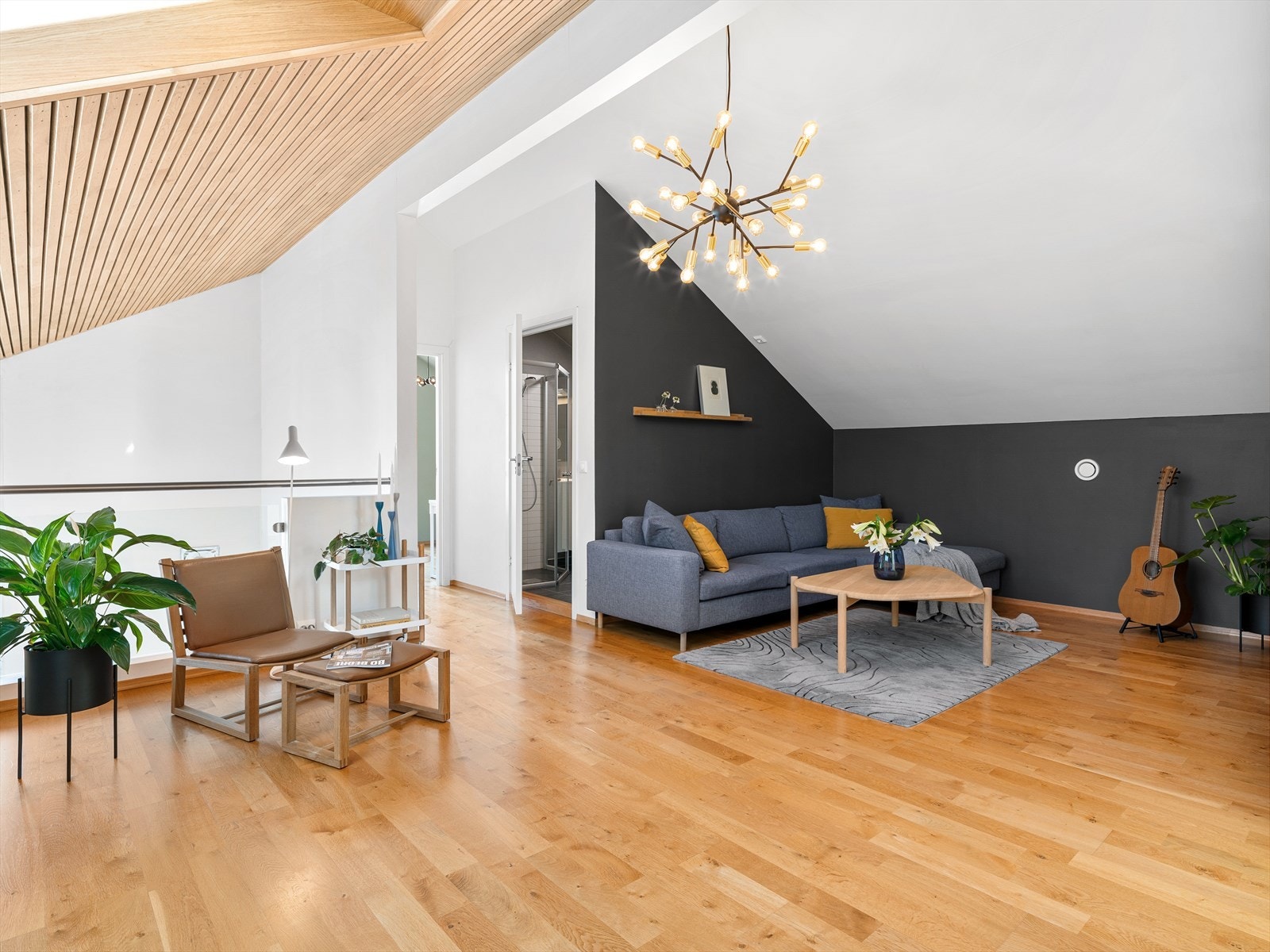 Loftstuen har spilehimling som følger takvinkelen. Galleribilde