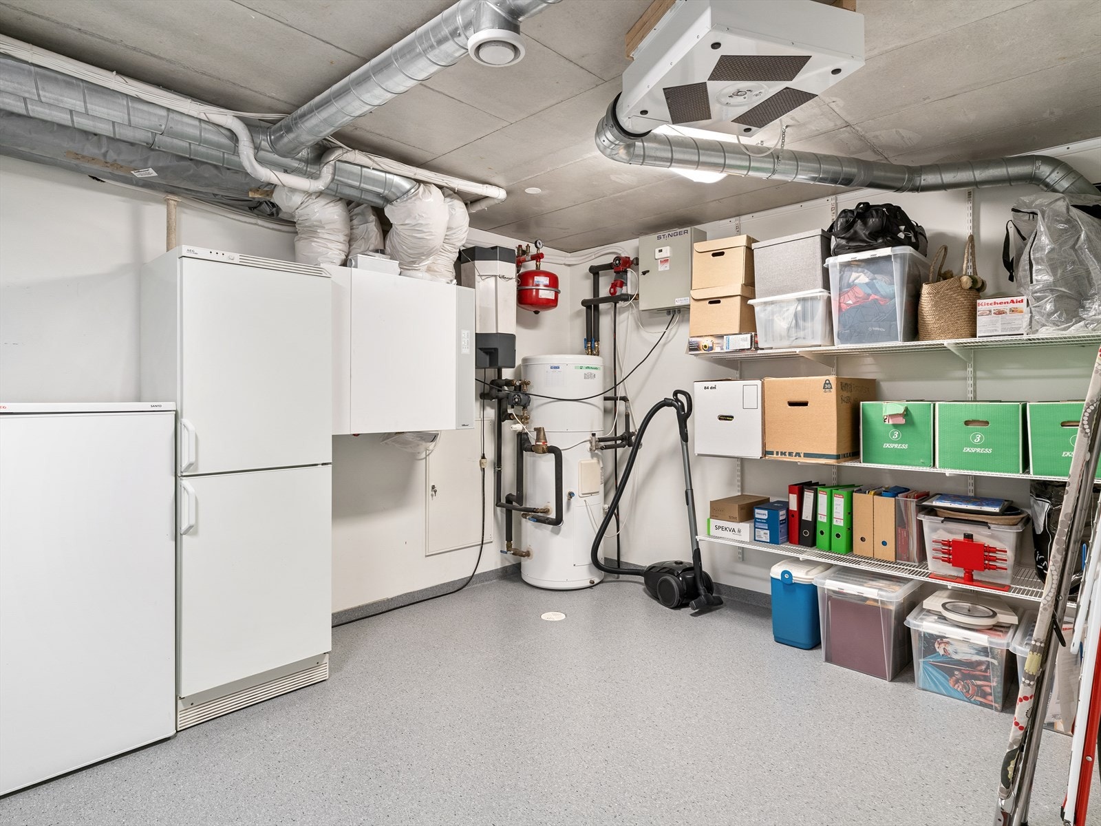 Bod og teknisk rom med luft-til-vann-varmepumpe og balansert ventilasjon. Galleribilde