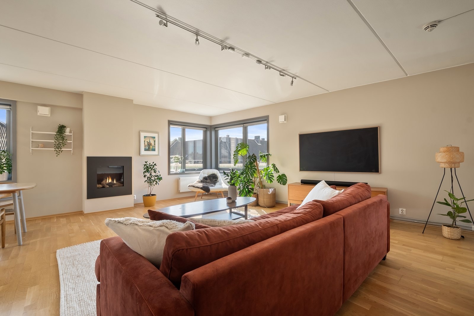 Stuen har god plass til sofagruppe, TV-møblement og spisebord. Galleribilde