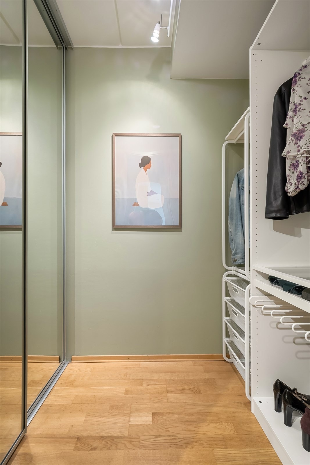 Entréen har direkte tilknytning til et flott walk-in closet med skyvedørsgarderobe. Galleribilde