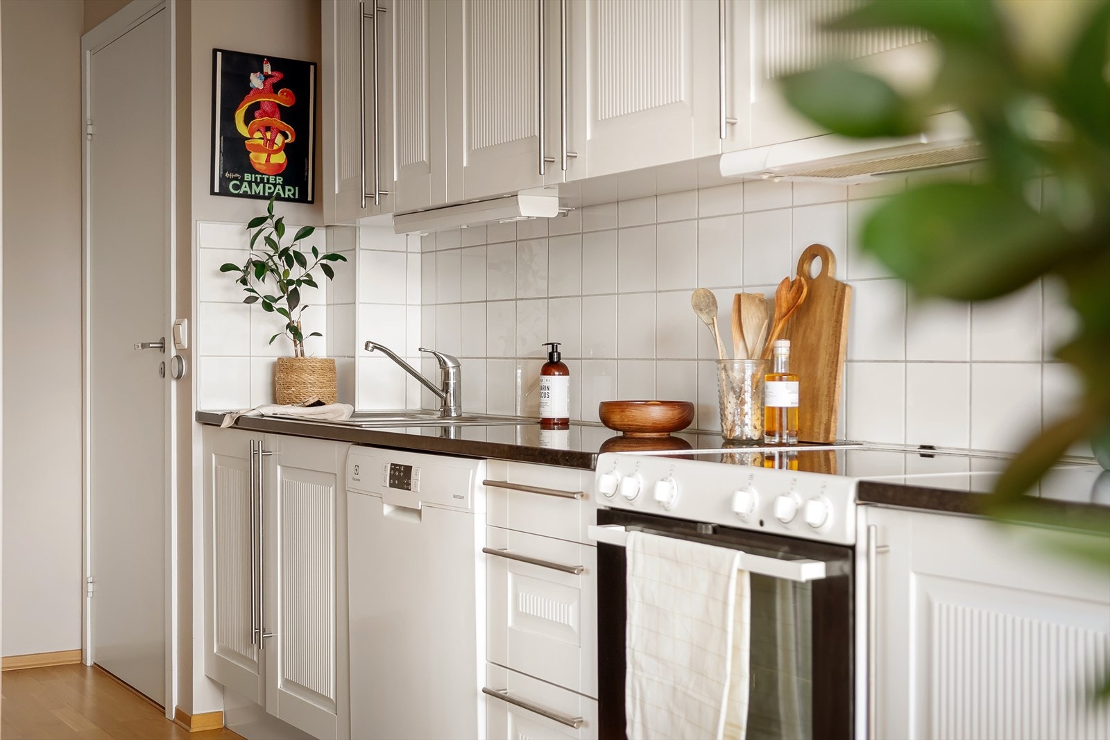 Kjøkkenet har frittstående kjøl/fryseskap, oppvaskmaskin og komfyr med platetopp og mekanisk avtrekksvifte over stekesonen. Galleribilde