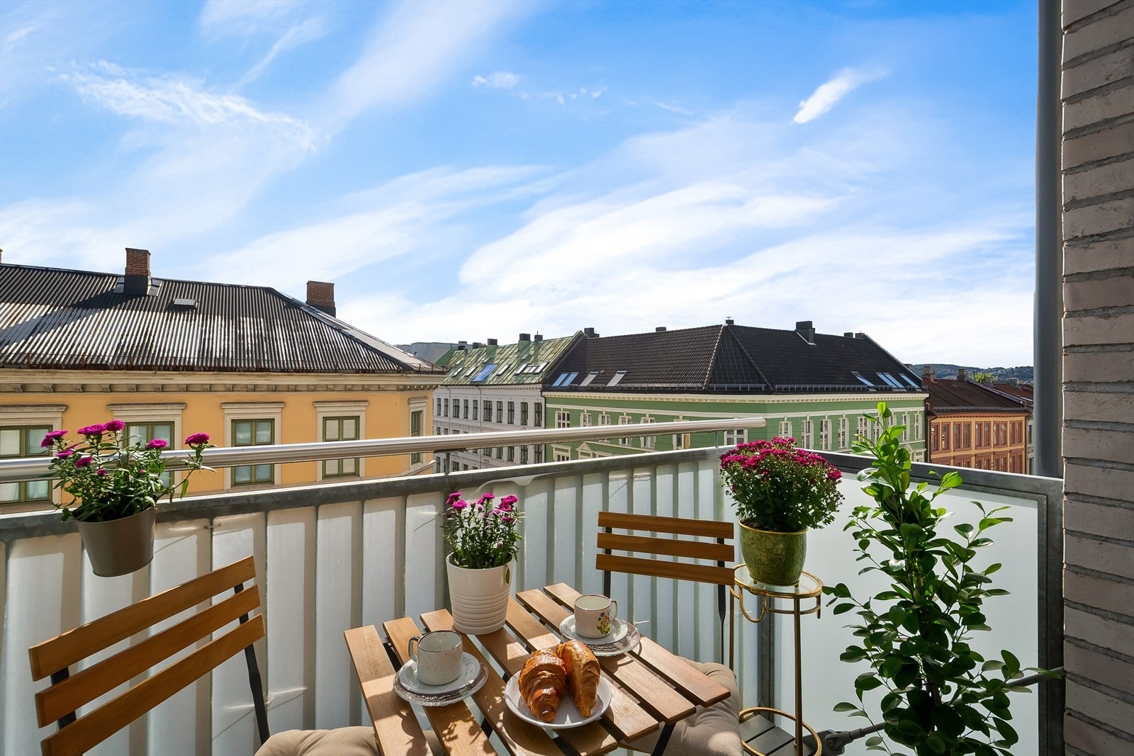 Fra rommet er det direkte adkomst til en østvendt balkong på ca. 4 kvm. Galleribilde