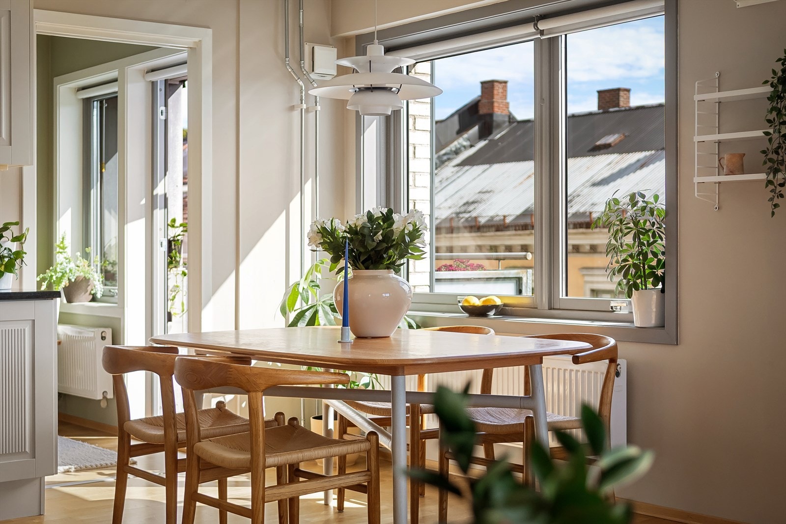 Stuen har god plass til et romslig spisebord. Galleribilde