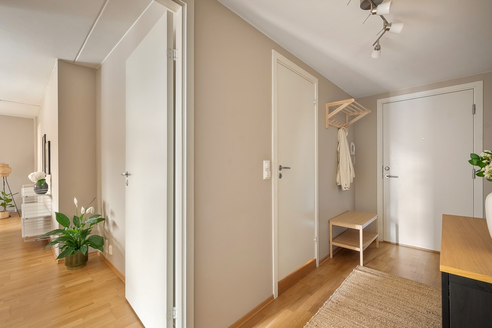 Lys og innbydende entré med god plass til garderobe- og oppbevaringsløsninger. Galleribilde