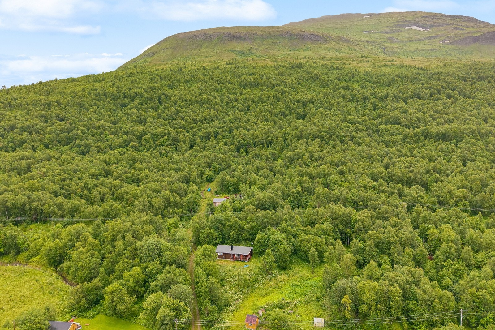 Naturskjønn beliggenhet  i vakker nordnorsk natur! Det er ca. 65 km til Storslett og ca 145 km til Alta