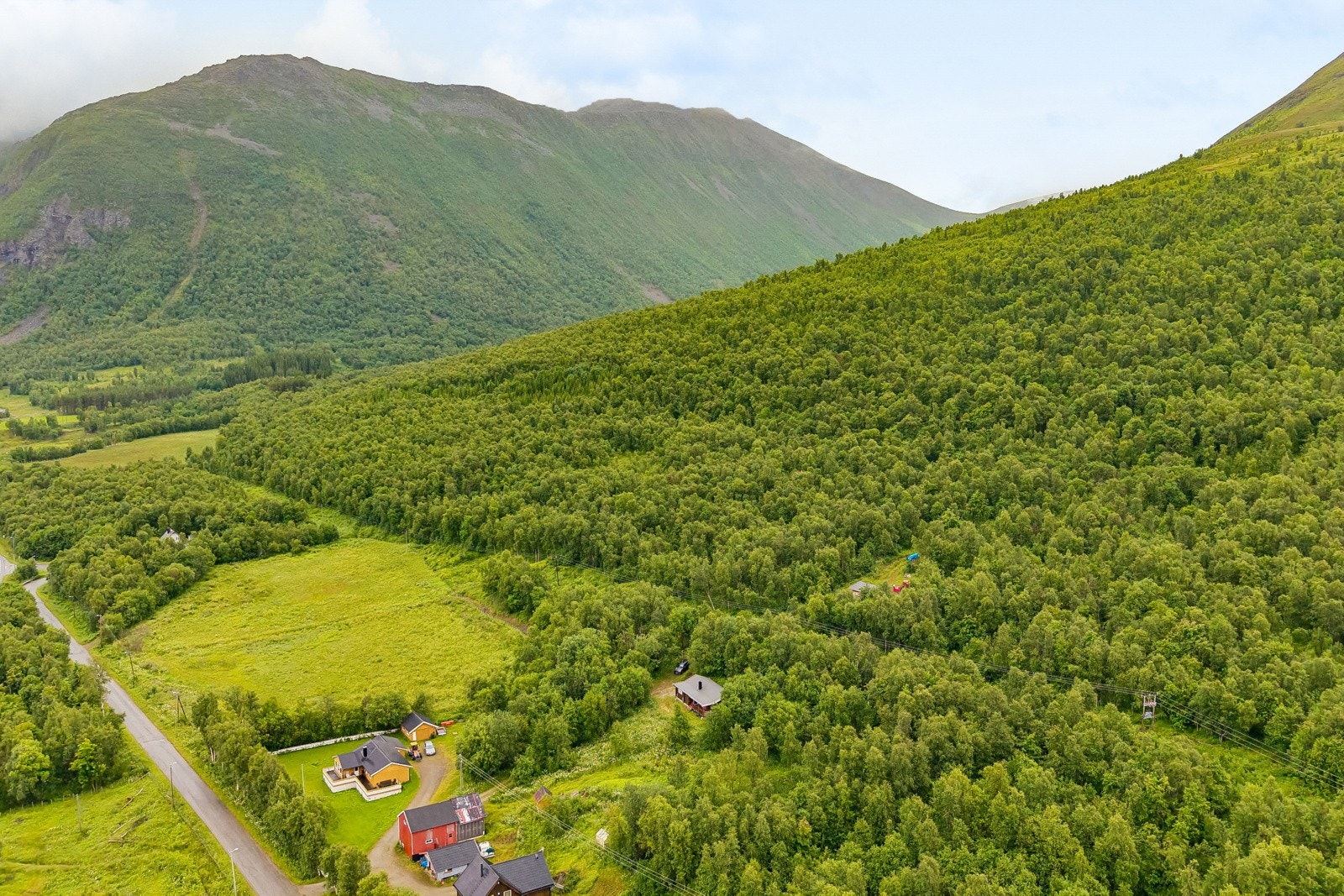 Straumfjorden er kjent for sitt gode sjøfiske, og fjellområdene i Nordreisa byr på en rekke vann og elver med gode fiskemuligheter.
