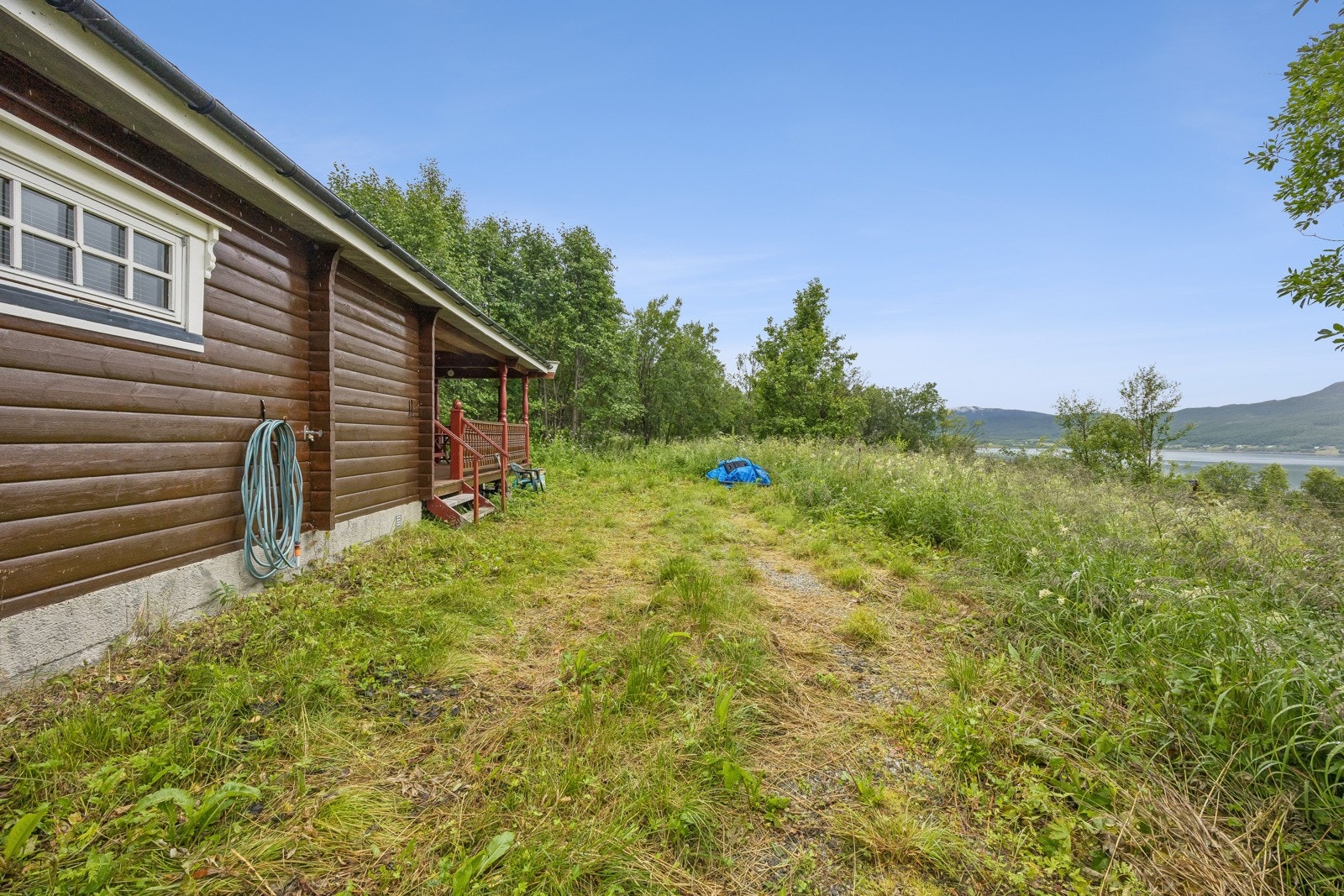 Eiet tomt på ca. 537 kvm som i all hovedsak består av naturtomt.