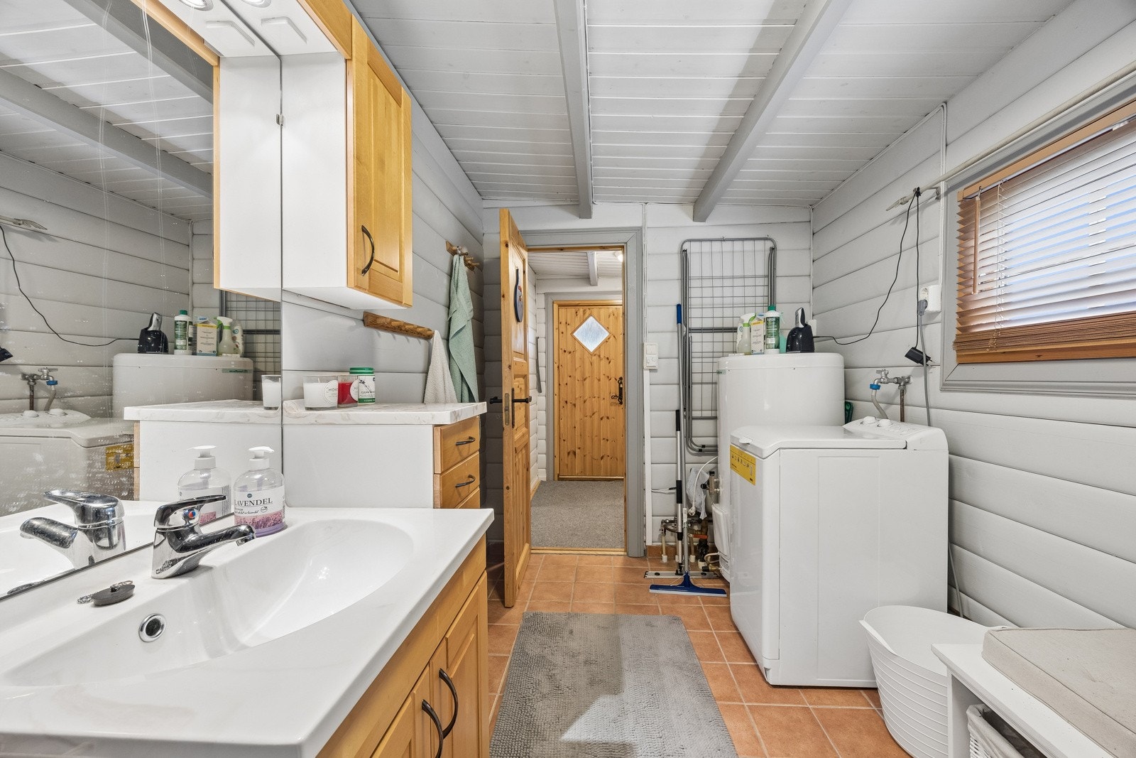Badet har innredning med nedfelt servant, toalett og opplegg for vaskemaskin.