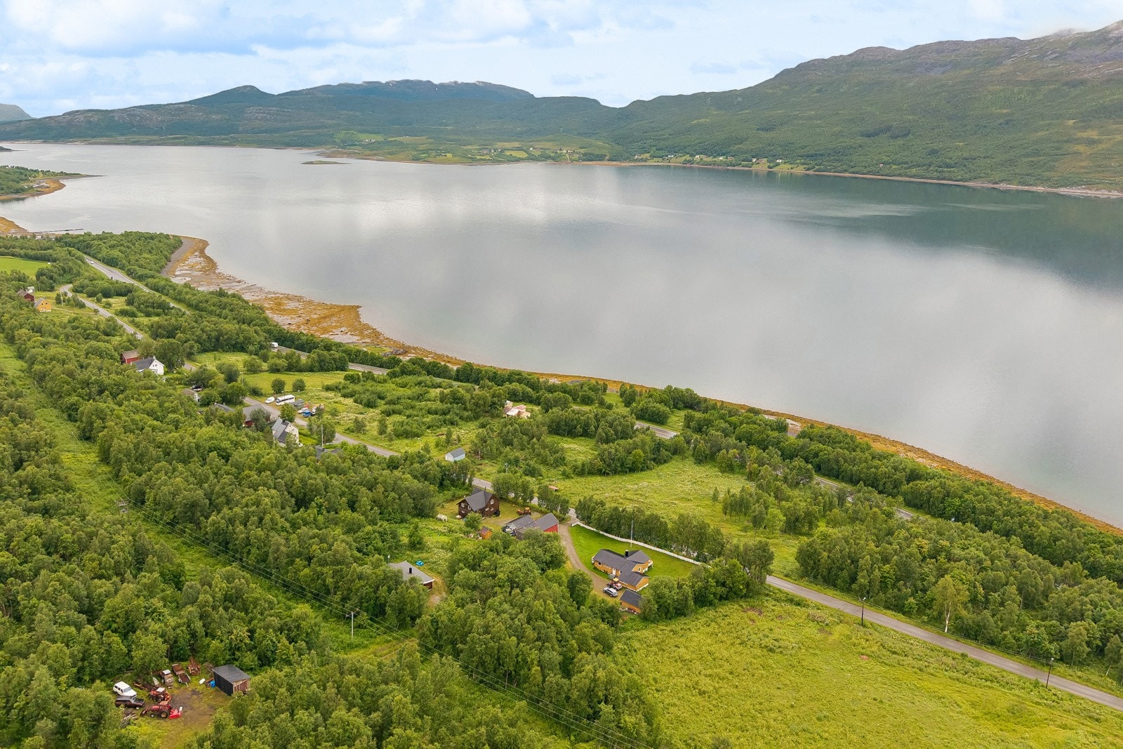 Området byr på flotte tur- og fiskemuligheter både på sjøen og i fjellet! Det er også enkel adkomst via privat vei (tinglyst veirett)