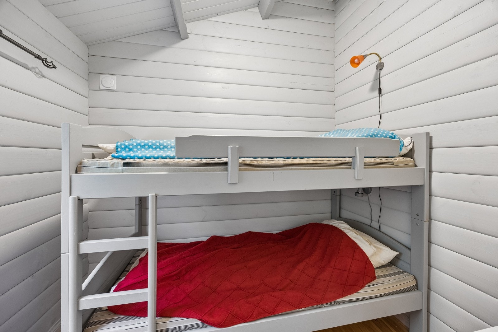 Et praktisk innredet soverom 2 med køyeseng.