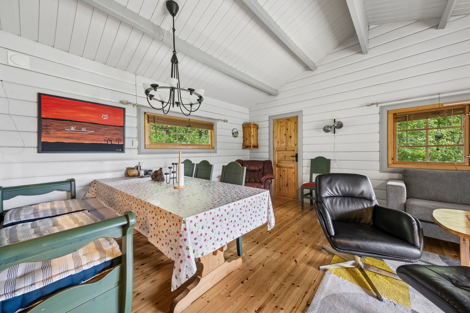 Spisestue med langbord, hvor man kan samles til sosiale sammenkomster med venner og familie