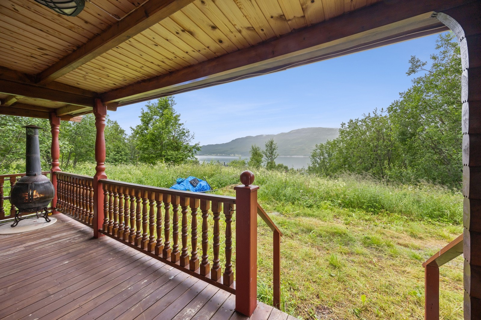 Meget fin beliggenhet i et rolig, idyllisk og naturskjønt område! Og det er nydelig utsikt mot Straumsfjorden