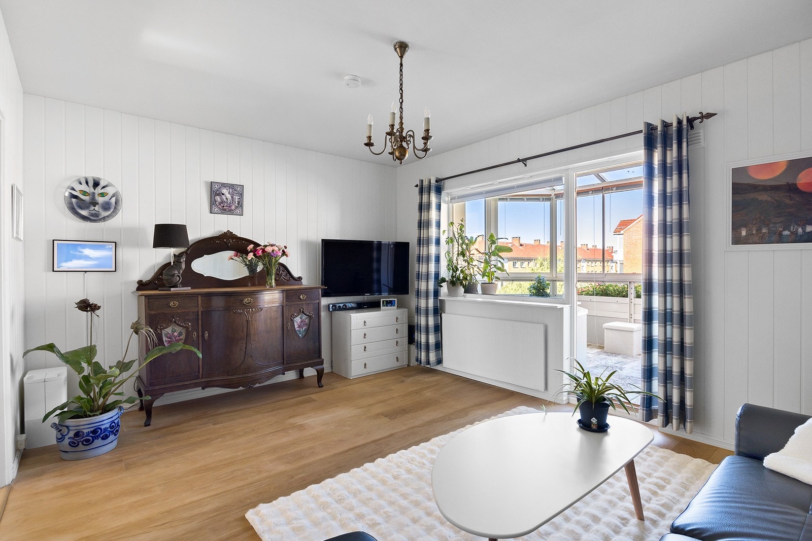 Stue med vinduer som gir godt med lys inn. Galleribilde