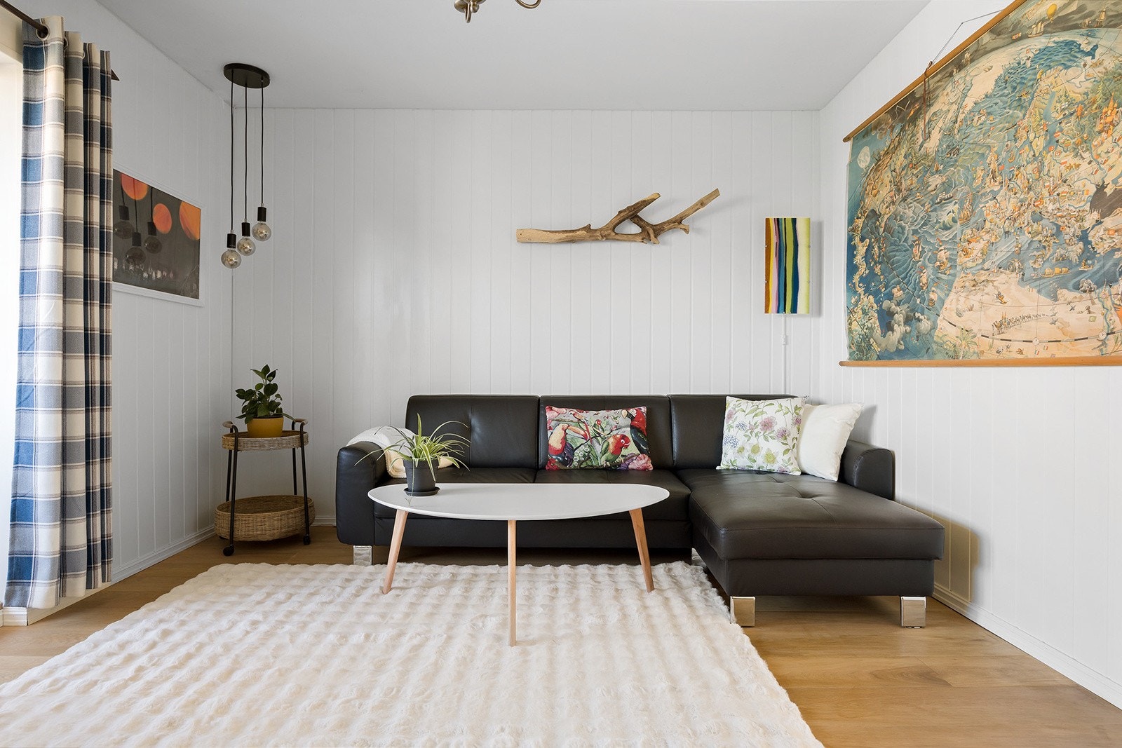 Lys og romlig stue med eikeparkett på gulv (ny i 2026) med god plass til sofagruppe, tv-benk mm. Galleribilde