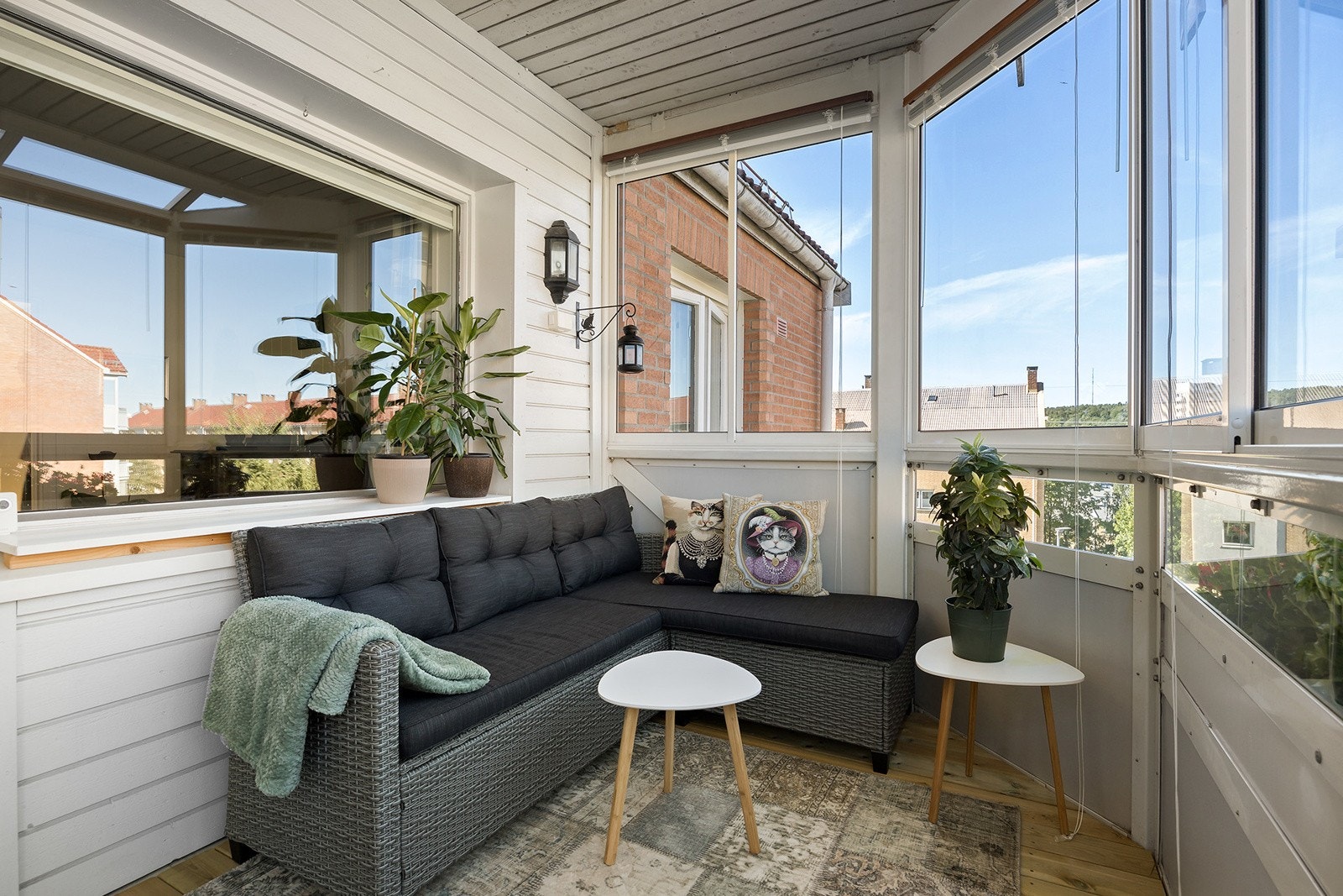Nordvestvendt innglasset balkong på 7m² med tregulv, belysning og strømuttak. Galleribilde
