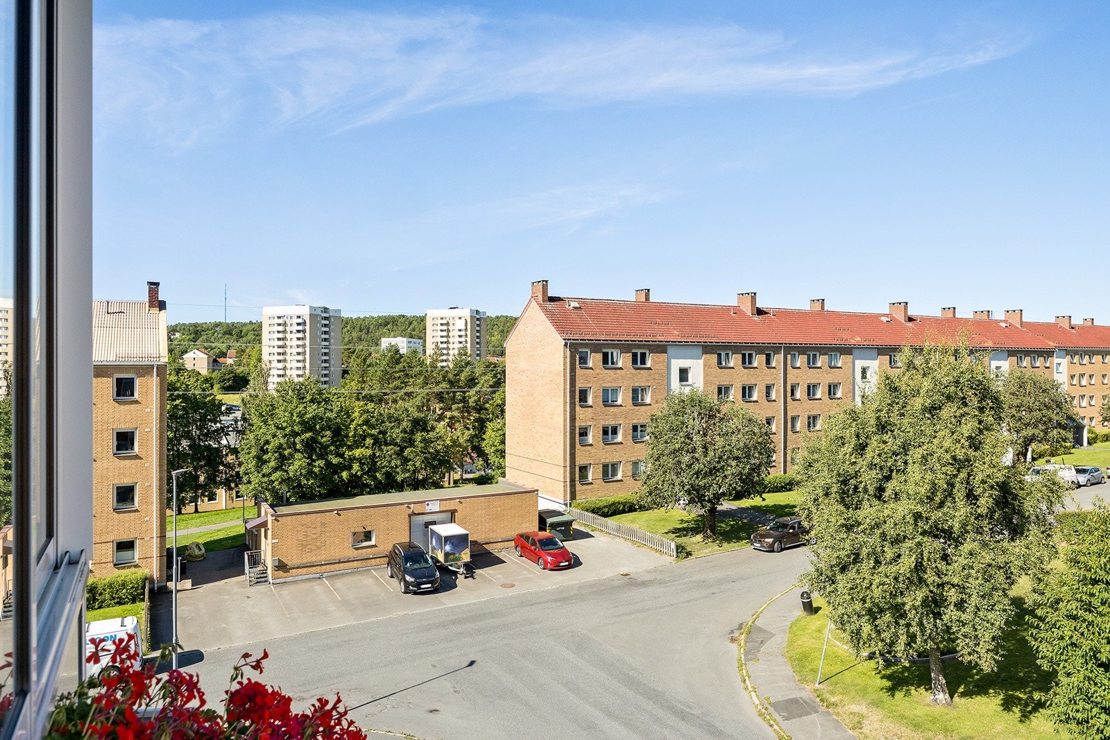 Utsikt fra balkong mot rolig og koselig gate. Galleribilde
