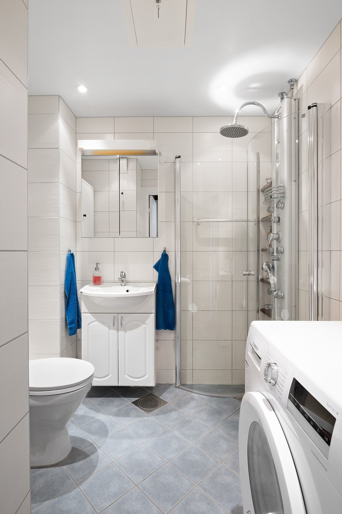 Badet fremstår som pent og velholdt og er utstyrt med dusj inn/- utadslående dusjvegger, servant med underskap, overskap med speilfronter og overlys, samt veggskap. Vaskemaskin medfølger. Galleribilde