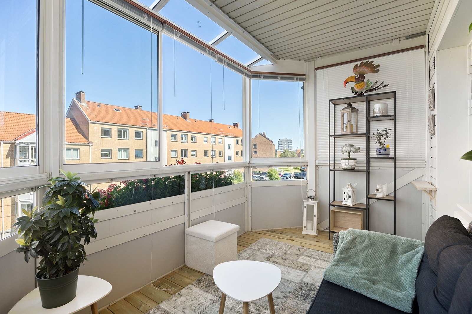 Balkong med ettermiddag- og kveldssol. Selger opplyser om sol fra ca kl 15.30 og utover kvelden. Galleribilde
