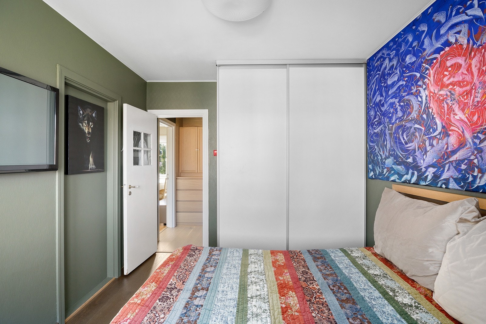 Skyvedørsgarderobe med god lagringsplass medfølger. Galleribilde