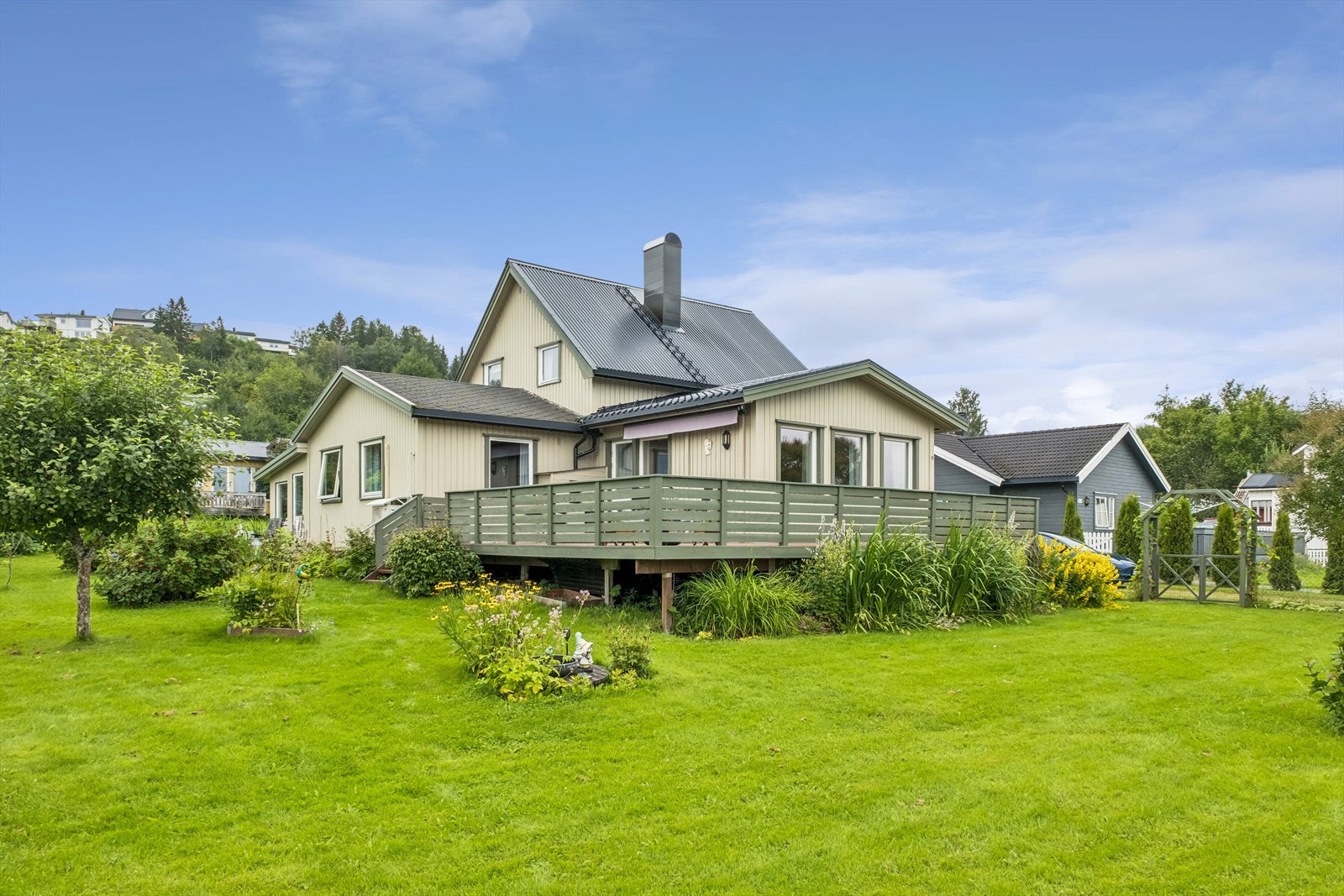 Tomta er på ca. 1 mål og har en pent opparbeidet hage. Galleribilde