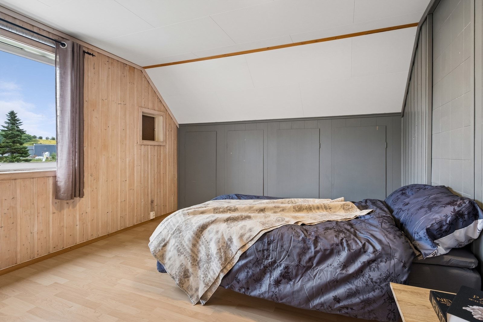 Soverom på 12 kvm som har god plass til dobbelseng og garderobe om ønskelig. Galleribilde