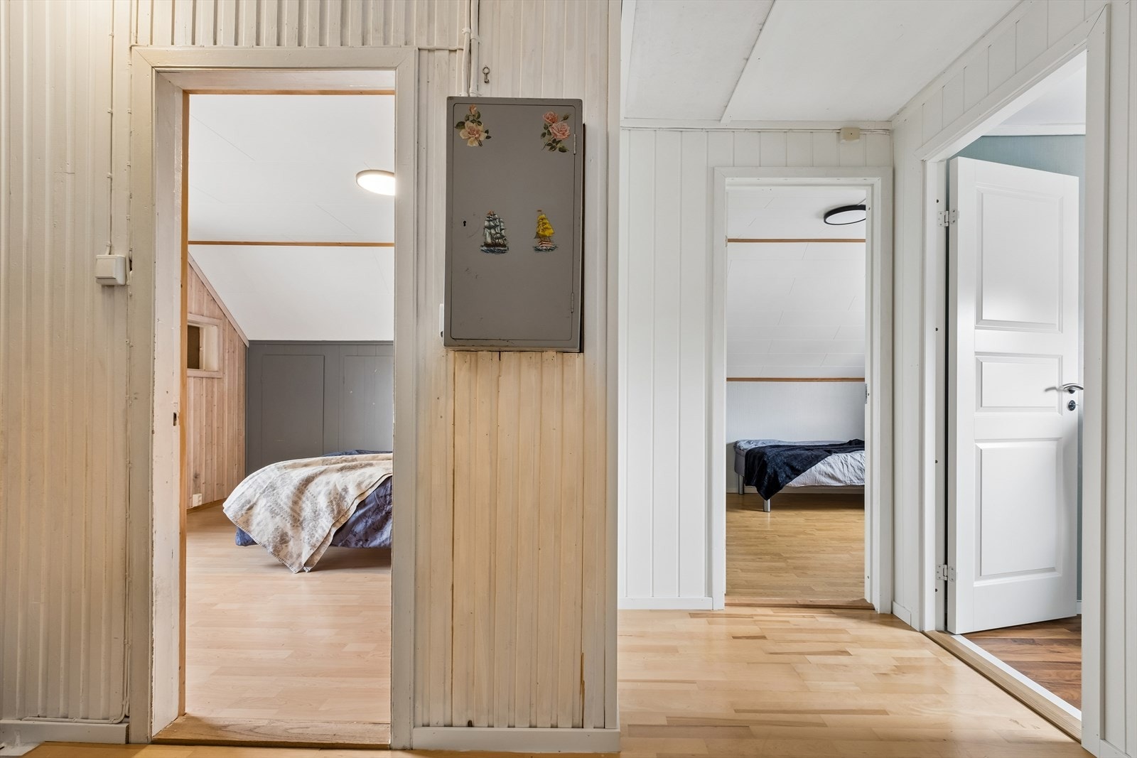 I 2. etg har man 2 soverom og 1 kontor i dag. Det er etterisolert 10cm opp mot kaldloft. Galleribilde