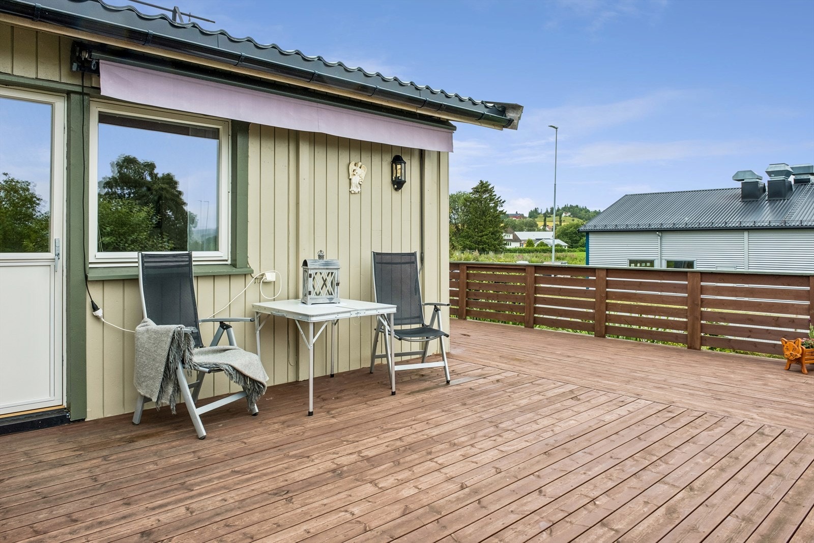 Ut fra stuen har man en romslig terrasse på 53 kvm med nedgang til hagen. Galleribilde