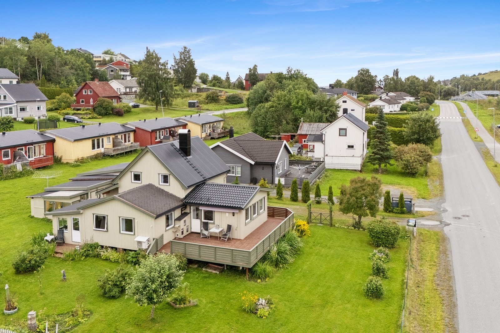 Kun en kort gåtur fra boligen finner du alt fra dagligvarebutikker, togstasjon, frisør, trimtrapp, turområder, barnehage, barne- og ungdomsskole, fotballbane. Galleribilde