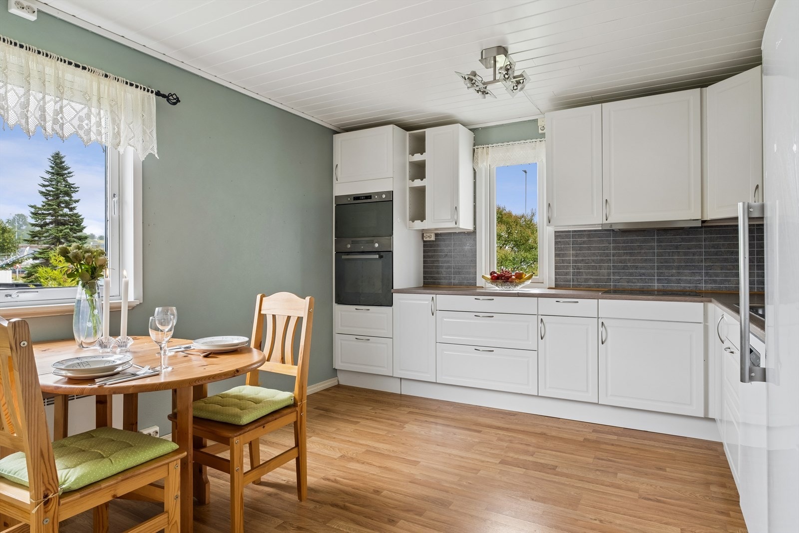Kjøkkenet er på 13 kvm og har plass til frokostbord i rommet. Hvitevarer medfølger i handelen. Galleribilde
