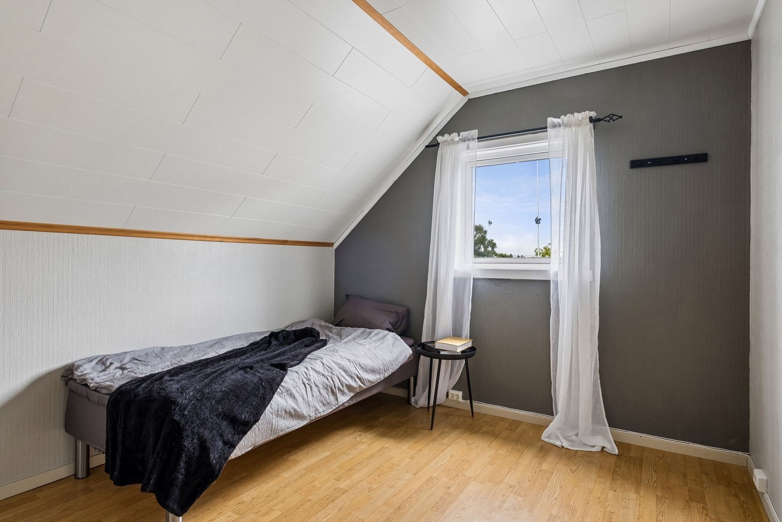 Soverom på 10 kvm med god plass til dobbelseng og garderobe. Galleribilde