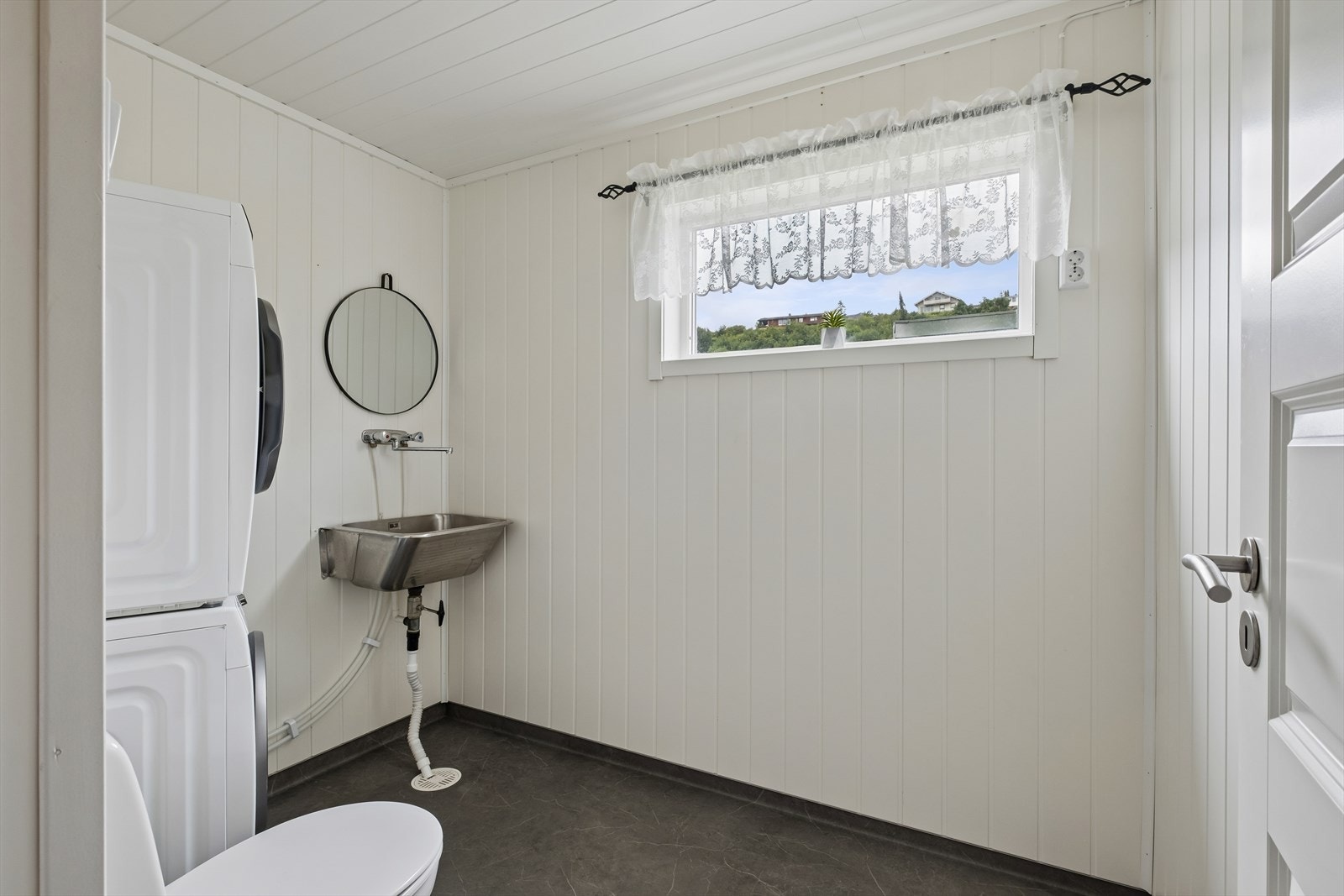 Vaskerommet ble etablert i 2024 og har plater på vegg og belegg på gulv. Opplegg til vaskemaskin og tørketrommel, samt utslagsvask og toalett. Galleribilde
