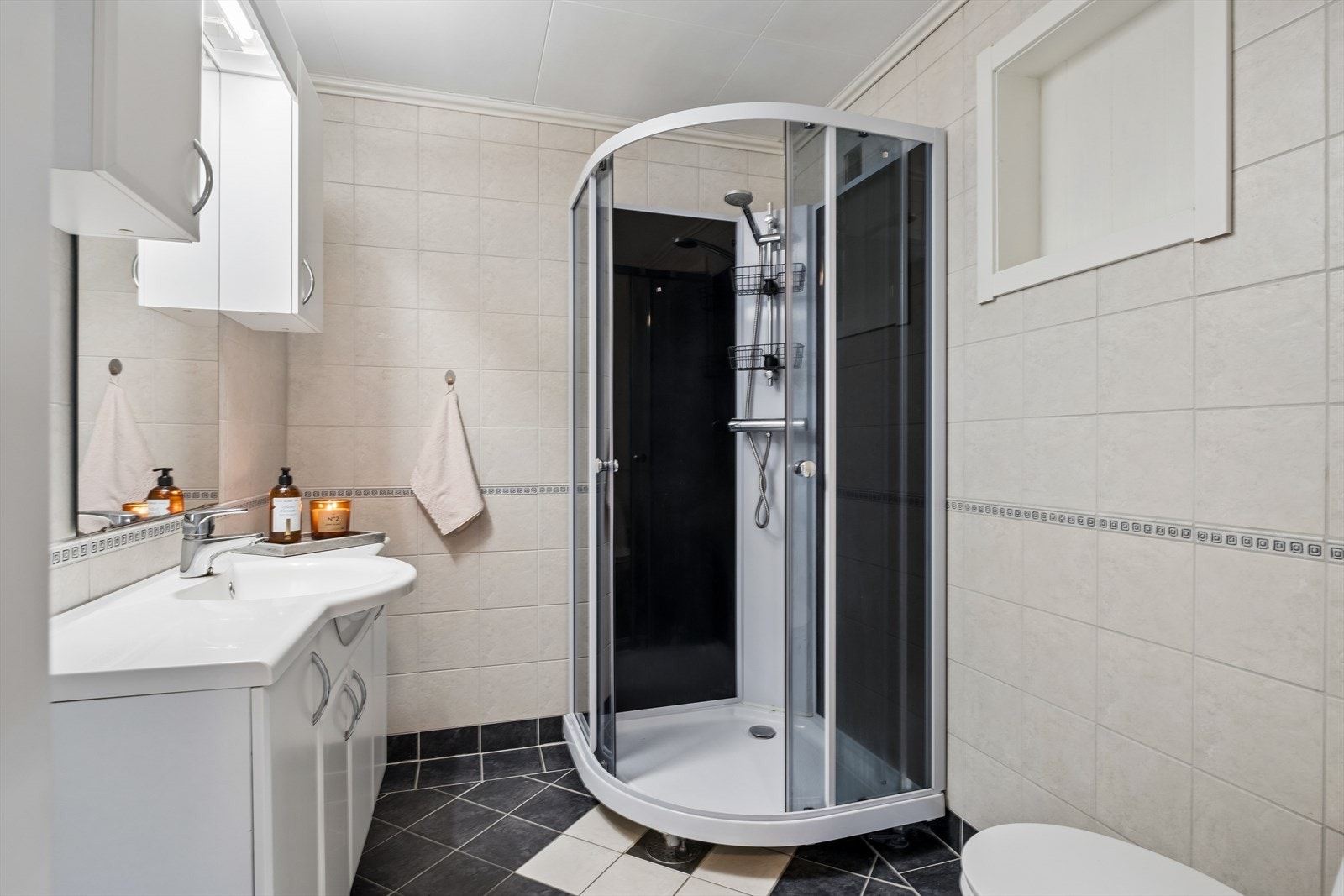Badet er fra 2004 og har varme i gulv. Det er montert dusjkabinett. Gulv og vegger er belagt med flis, himling har hvite himlingsplater. Galleribilde