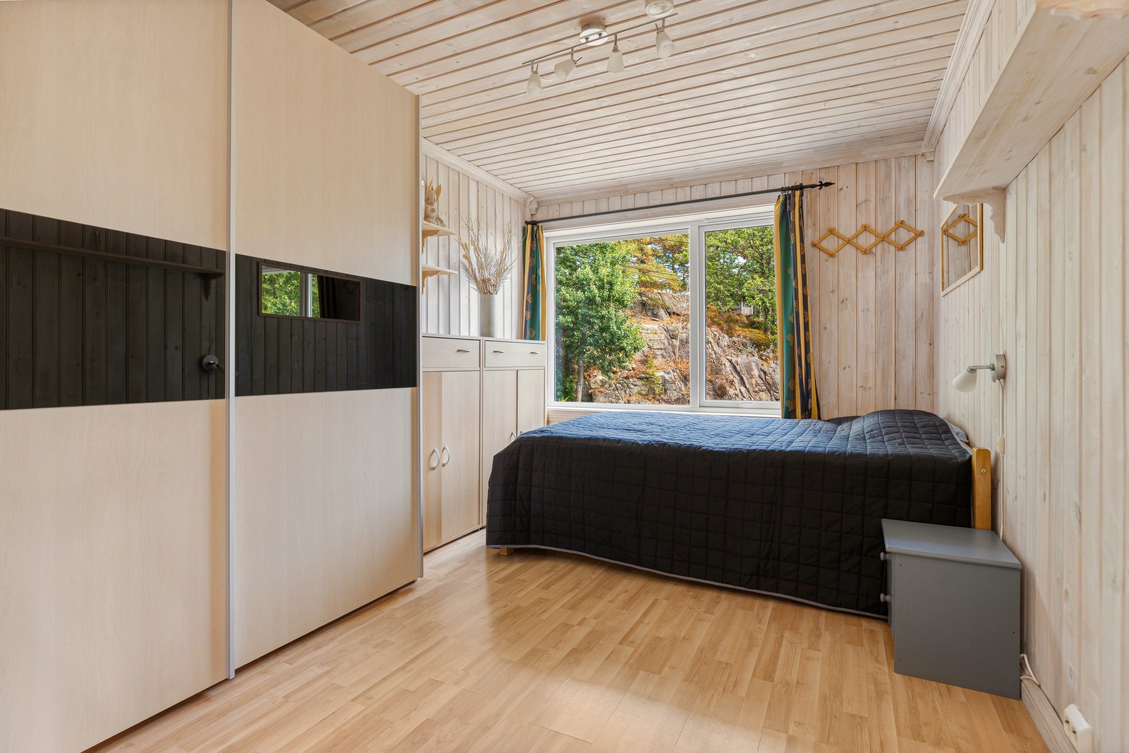 Soverom med garderobe og plass til dobbeltseng. Galleribilde