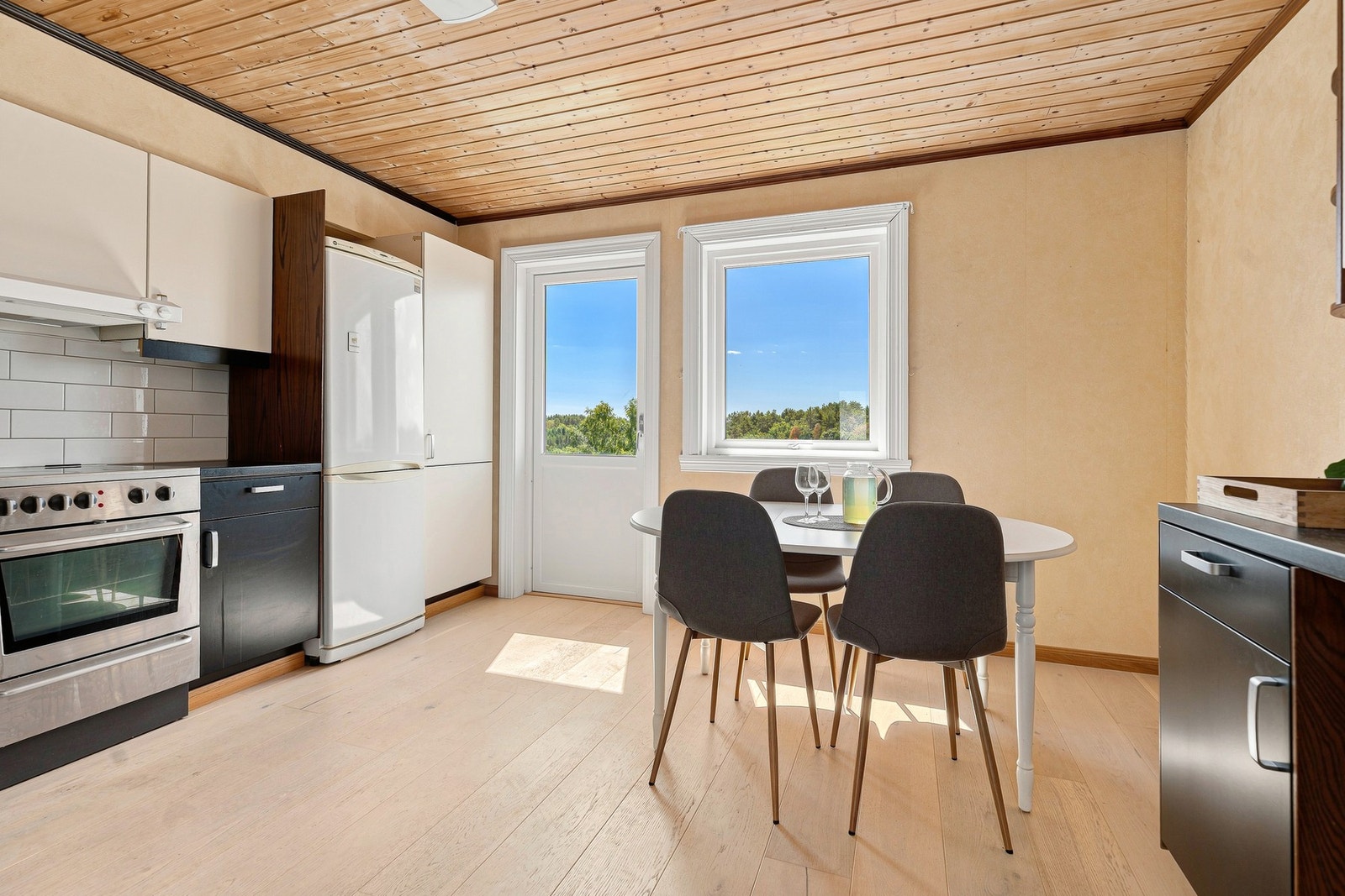 Kjøkkenet ligger i tilknytning til stuen og har utgang til en veranda. Galleribilde