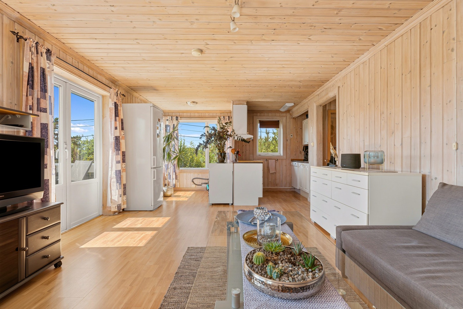 Det er en åpen løsning til kjøkkenet. Galleribilde