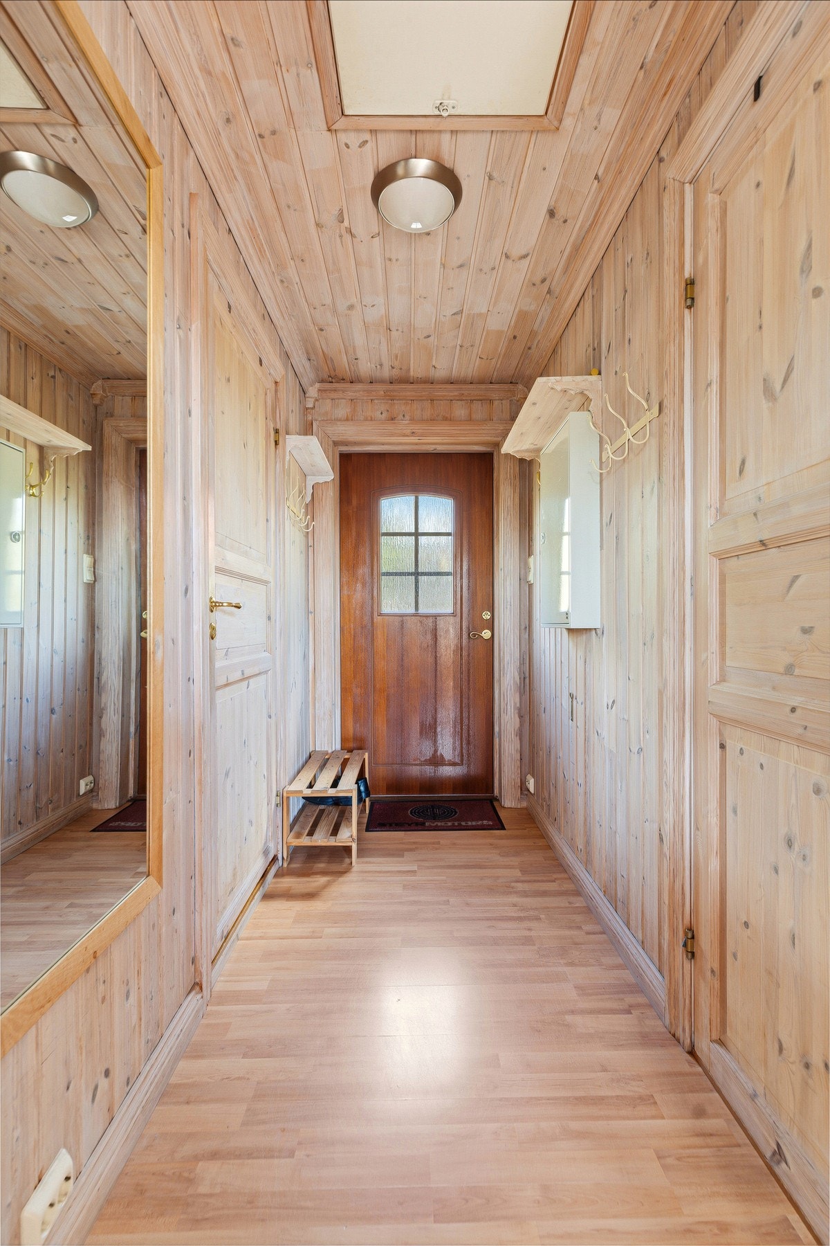 Entrè med plass til yttertøy og sko. Galleribilde